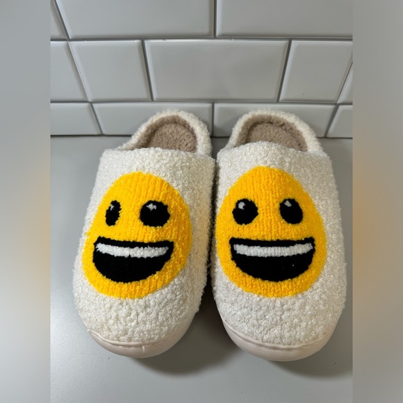 Smiley Face White Slippers - Picture 1 of 4